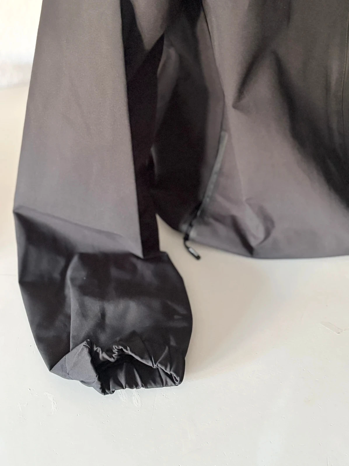 Chaqueta cortavientos negra con capucha motivo caballo en la espalda 100% poliéster hombre XXL nuevo – photo 4